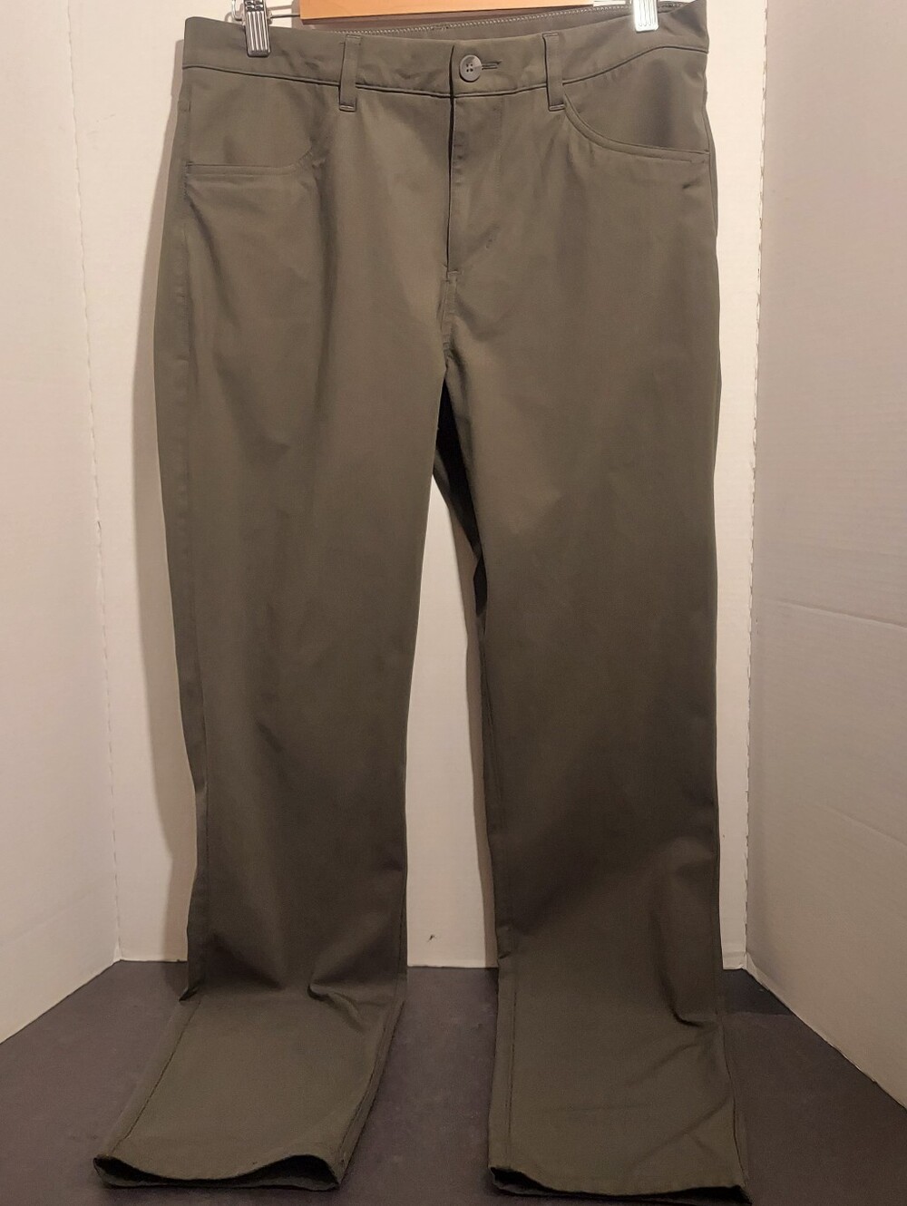 Vuori Meta Pants Mens Size 32x30 Green Olive Oregano Arhletic Pant Chino V430